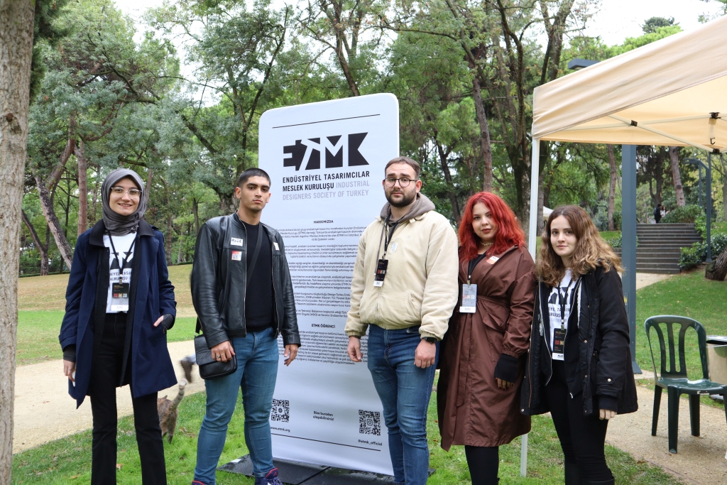 İstanbul’un öğrenci odaklı en genç tasarım festivali First-Hand’22 Deneyim Festivali'nde stand açan ETMK Öğrenci Topluluğuna teşekkür ederiz.